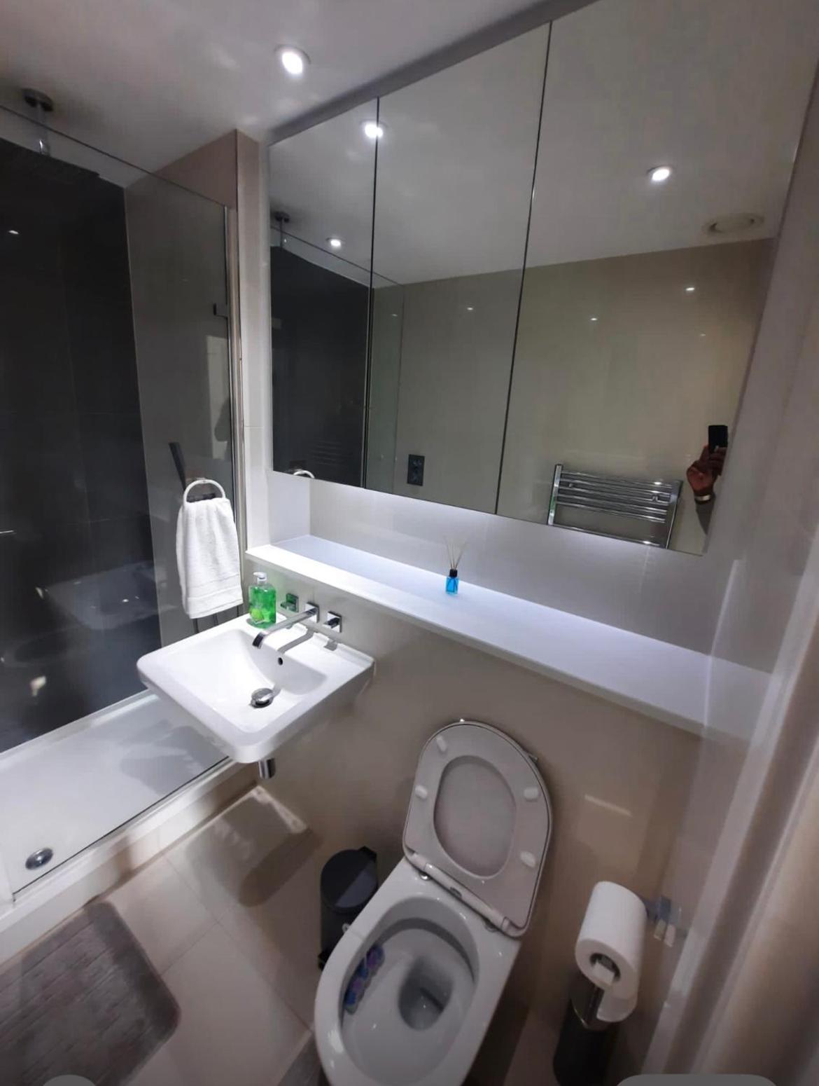 Spacious 3 Bed With Stunning Views Appartamento Londra