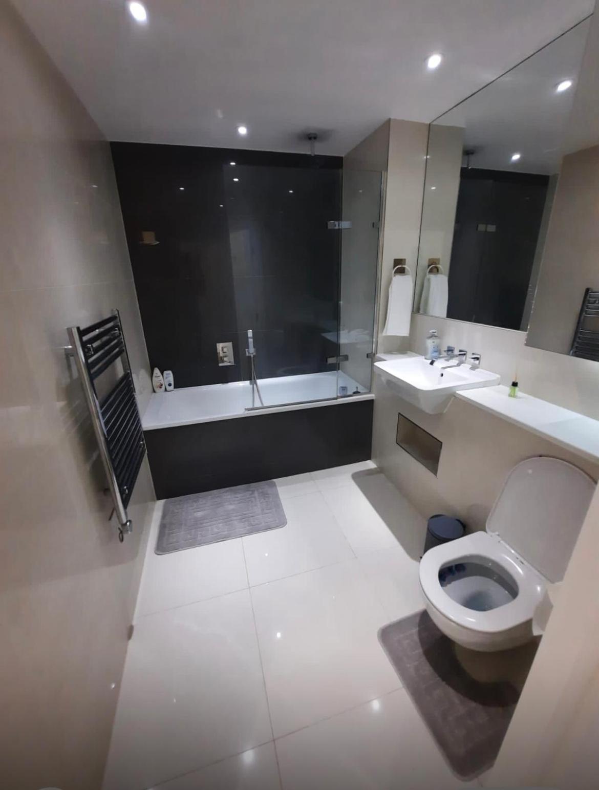 Spacious 3 Bed With Stunning Views Appartamento